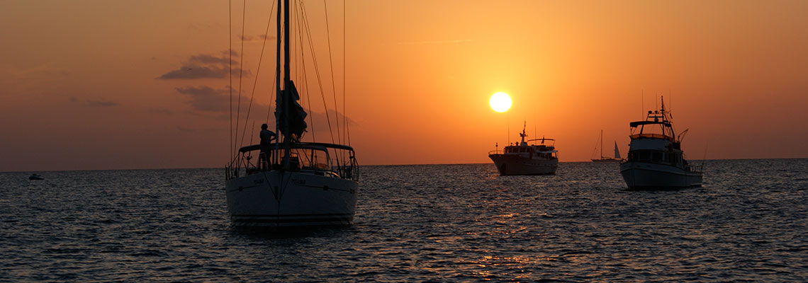 Atardecer desde un velero de alquiler en formentera